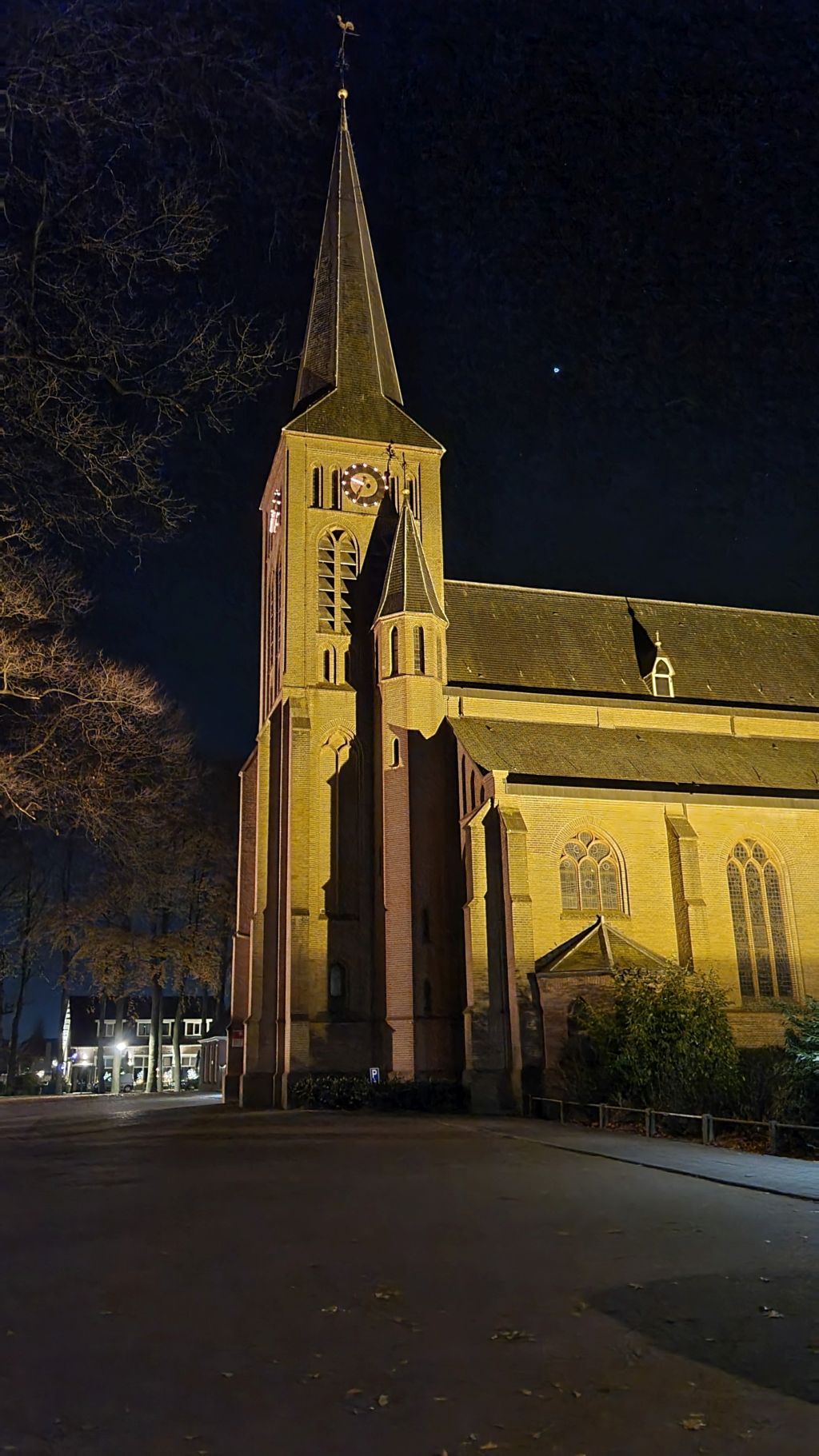 Nicolaaskerk statig middelpunt van kerstmarkt InSchalkhaar